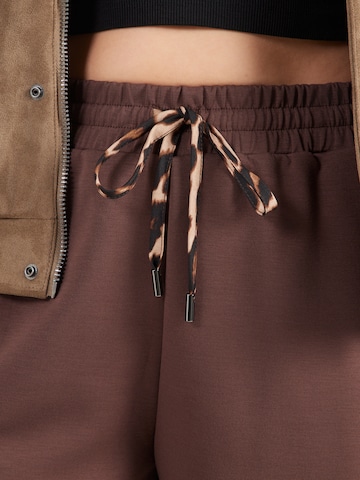 Regular Pantalon 'CARLise' ONLY Carmakoma en marron