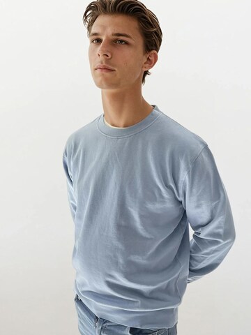 A Question Of (AQO) Sweatshirt 'Johannes' i blå: forside