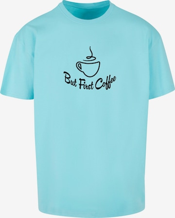 Merchcode Shirt 'But First Coffee' in Groen: voorkant