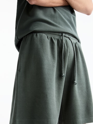 Pull&Bear Loosefit Shorts in Grün