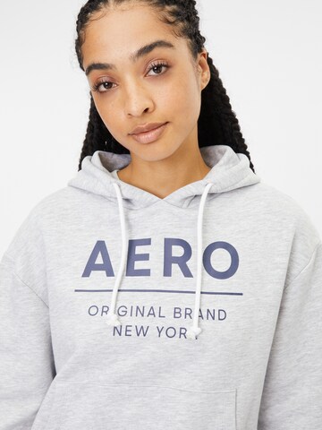 AÉROPOSTALE Sweatshirt i grå