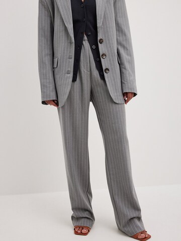 Regular Pantalon à pince NA-KD en gris : devant