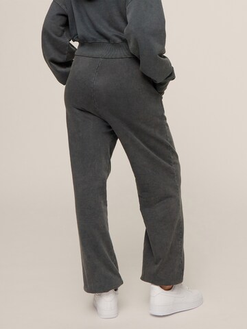 Cheyenne Ochsenknecht - Pierna ancha Pantalón en gris