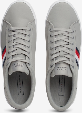 TOMMY HILFIGER Sneaker 'Essential Iconic' in Grau