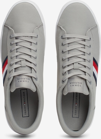 TOMMY HILFIGER - Sapatilhas baixas 'Essential Iconic' em cinzento