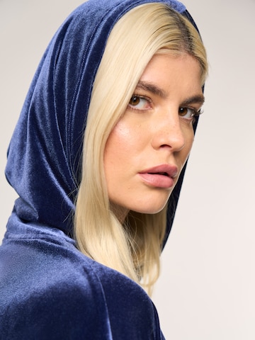 ABOUT YOU x Laura Giurcanu Sweatshirt 'Joyce' in Blau