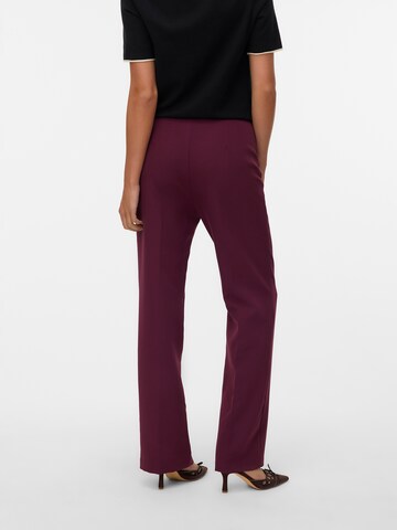 Regular Pantalon 'VMAYAR' VERO MODA en rouge