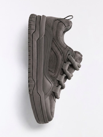Bershka Sneakers in Grey
