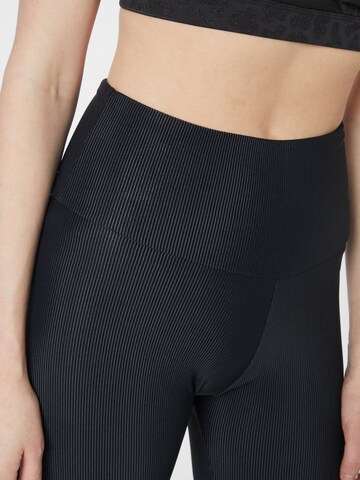 évasé Pantalon de sport Onzie en noir