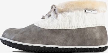 Bottines à lacets 'Tega' Minnetonka en gris : devant