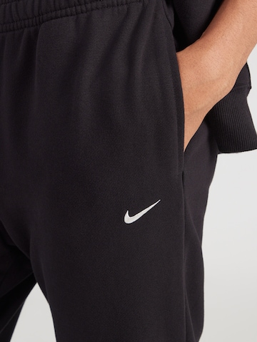 Nike Sportswear Zúžený Kalhoty 'Studio Fleece' – černá