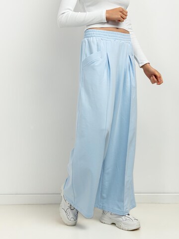TESSITA Wide leg Pants in Blue: front