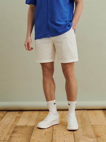 DAN FOX APPAREL Regular Shorts 'Oskar' in Beige: predná strana