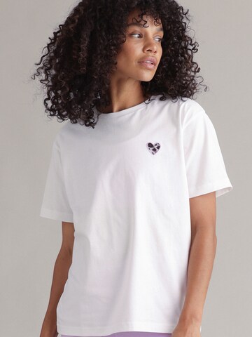 Hey Honey Oversized Shirt 'Leo Heart' in White: front