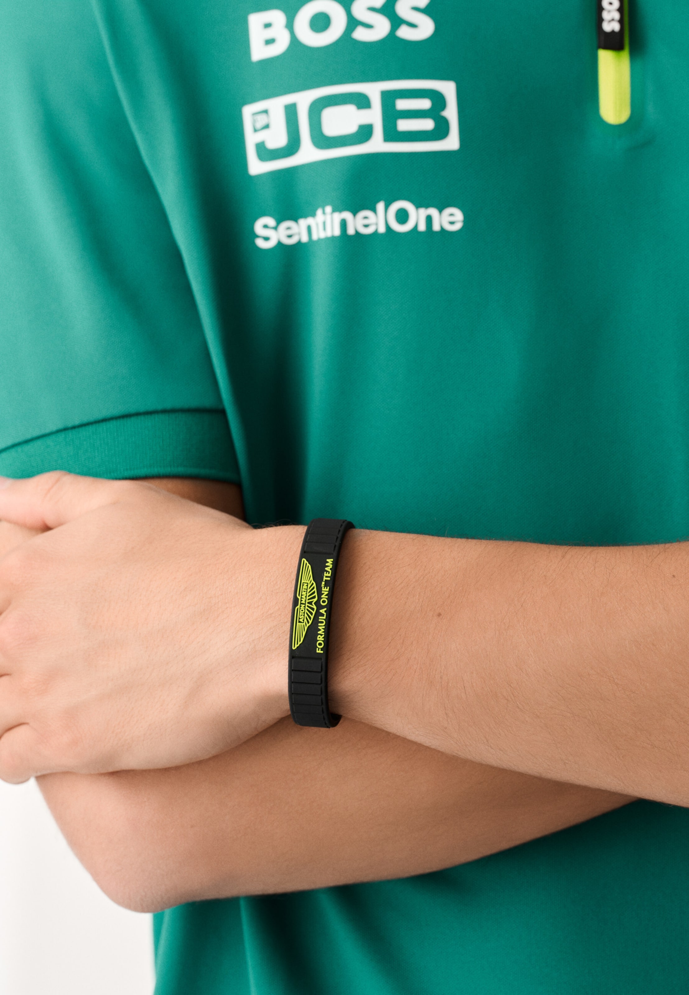 Aston Martin Aramco Formula One™ Team Armband 'BAT' in Zwart: voorkant