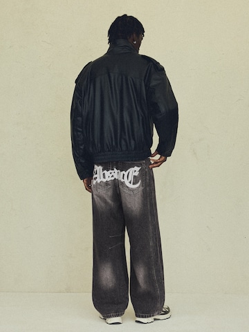 BershkaLoosefit Traperice 'BLOQ' - siva boja