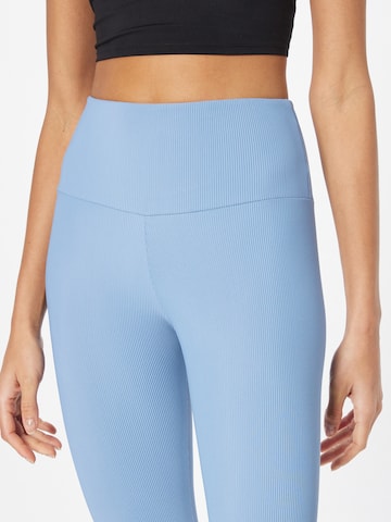 Skinny Pantaloni sportivi di Onzie in blu