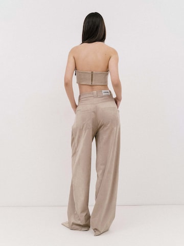 4TAILORS Loosefit Housut 'Chili' värissä beige