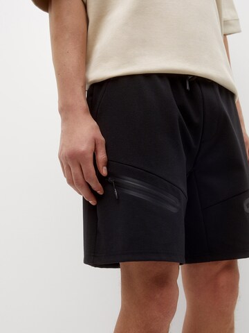 Pull&Bear Regular Shorts in Schwarz