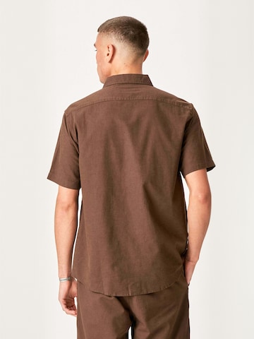 Coupe regular Chemise ' Linen Blend ' TEESHOPPEN en marron