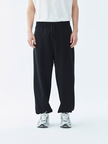 VAMOS CLO Regular Trousers 'Killeen' in Black: front