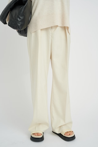 InWear Loose fit Pleat-Front Pants in White: front