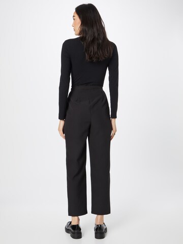 ABOUT YOU - Tapered Pantalón plisado 'Meline' en negro