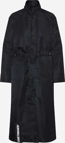 SOMETHINGNEW Between-Seasons Coat 'Kara' in Black: front