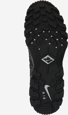 Nike Sportswear Matalavartiset tennarit 'Air Humara' värissä musta