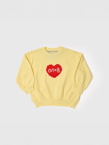 Maru + Bo Sweatshirt 'SPLIT SIDE EMBROIDERED HEART SWEATSHIRT'‌‌‌‌‌‌‌‌ in Gelb: Vorderseite