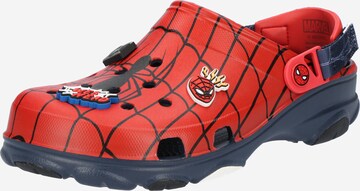 Clogs 'Spider-Man' di Crocs in rosso: frontale