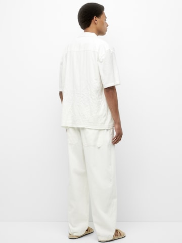 Pull&Bear Regularny krój Koszula w kolorze biały
