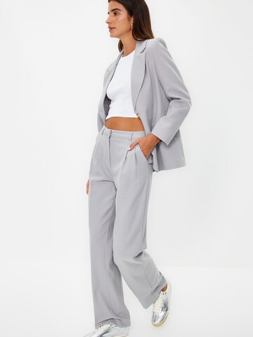regular Pantaloni con pieghe di Trendyol in grigio