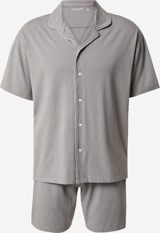 Abercrombie & Fitch Къса пижама в сиво: отпред