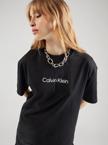 Calvin Klein T-shirt 'HERO' i svart