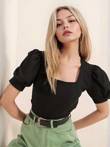 Bigdart Blouse in Black: front