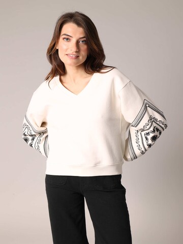Sweat-shirt 'NERIKA' Deeluxe en beige : devant