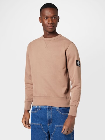 Calvin Klein Jeans - Regular Fit Sweatshirt em castanho: frente
