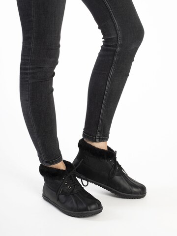 Bottines à lacets 'Tega' Minnetonka en noir