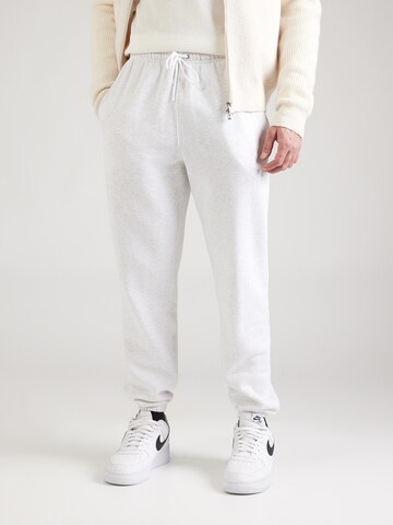 Effilé Pantalon 'CLUB' Nike Sportswear en beige : devant