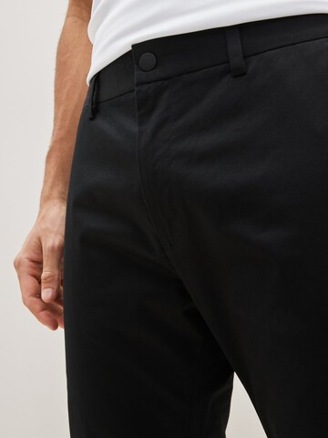 Next Slimfit Hose in Schwarz