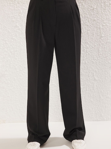 Trendyol - regular Pantalón de pinzas en negro