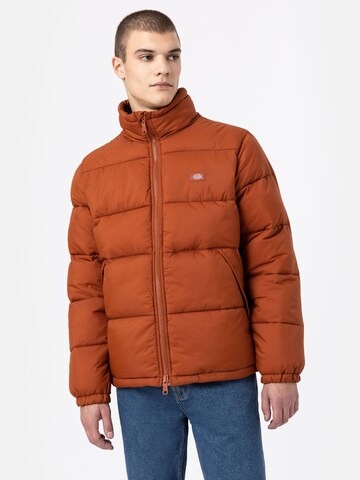 DICKIES Winterjas 'WALDENBURG' in Bruin: voorkant