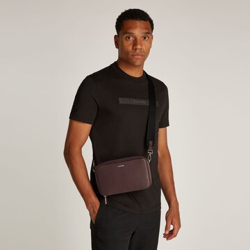 Calvin Klein Crossbody Bag in Brown: front