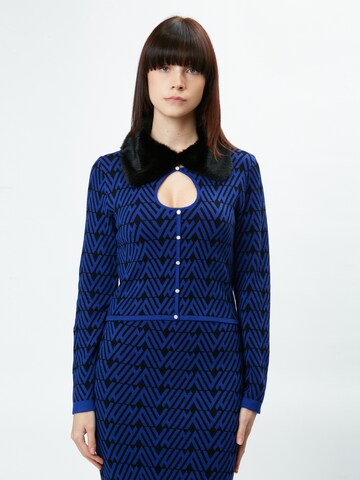 Pullover di Influencer in blu: frontale