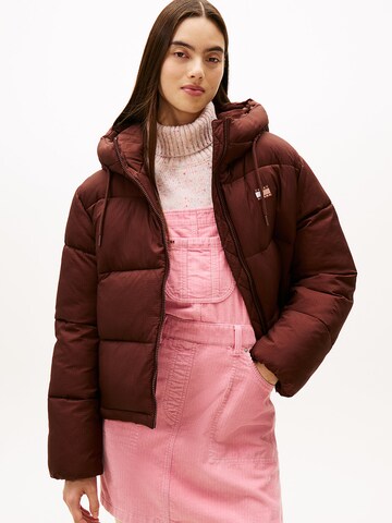 Tommy Jeans Vinterjacka i brun: framsida