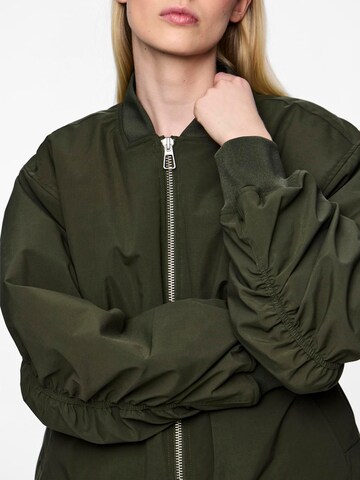 PIECES Between-season jacket 'Nomi' in Green