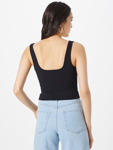 Top de la Abercrombie & Fitch pe negru