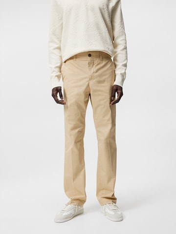 J.Lindeberg Regular Chino in Beige: voorkant