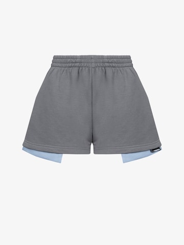 FEMSSY Lużny krój Spodnie 'POCKET SHORTS BEIGE' w kolorze szary: przód